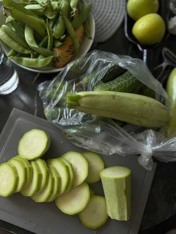 Plato con verduras frescas y alimentos variados